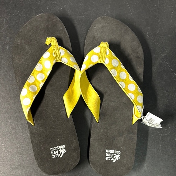 NWT size 11/12 black & yellow with white polka dotted flip flops! - Picture 1 of 2
